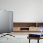En 3D-illustration som visar en gammal TV som konverteras till en smart-TV med hjälp av en smart-TV-box och en fiberoptisk kabel.