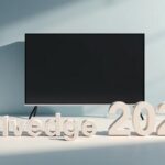 Bild av en person som tittar på TV med en IPTV-leverantörs logotyp i bakgrunden