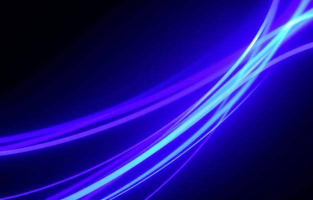 En användare som installerar en IPTV-app på en Smart TV, vilket visar att integrationsprocessen är smidig och användarvänlig, och speglar hur Nordisk IPTV 4K förenklar television för sina användare.